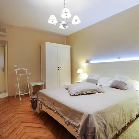 Πανσιόν Tinel Old Center 4*